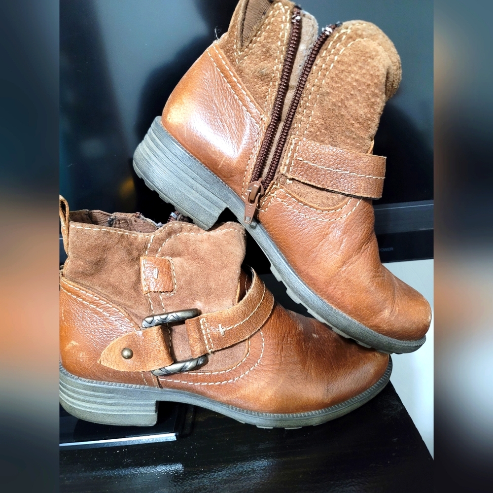 Earth Origins tan leather ankle boots.  Size 6M.  (640)